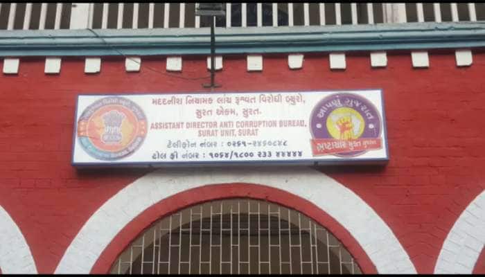 સુરત: એરપોર્ટના જોઇન્ટ જનરલ મેનેજર રૂપિયા 30 હજારની લાંચ લેતા ઝડપાયા સુરત: એરપોર્ટના જોઇન્ટ જનરલ મેનેજર રૂપિયા 30 હજારની લાંચ લેતા ઝડપાયા