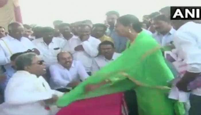 VIDEO: કર્ણાટકના પૂર્વ CM સિદ્ધારમૈયાએ મહિલા સાથે કરી અભદ્રતા,ચુંદડી ખેંચી
