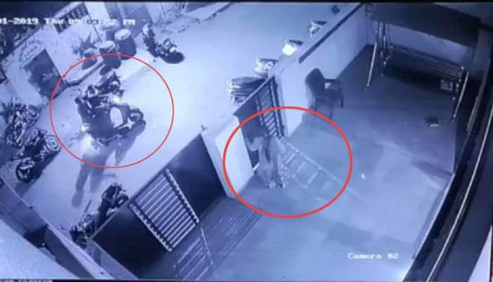 રાજકોટમાં ફાયરિંગ : જો ઝાંપો બંધ ન કર્યો હોત તો મહિલાના શરીરમાં ગોળી ખૂંપી