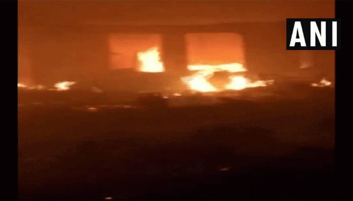 દિલ્હી: પશ્ચિમપુરીમાં મધરાતે ભીષણ આગ લાગી, 250 જેટલા ઝૂપડાં બળીને ખાખ 