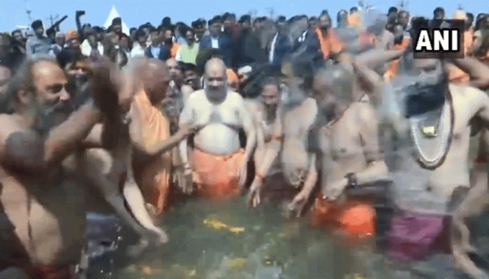 VIDEO: અમિત શાહ કુંભ પહોંચ્યાં, સંગમમાં સ્નાન દરમિયાન શાહ પર યોગી પાણી નાખ