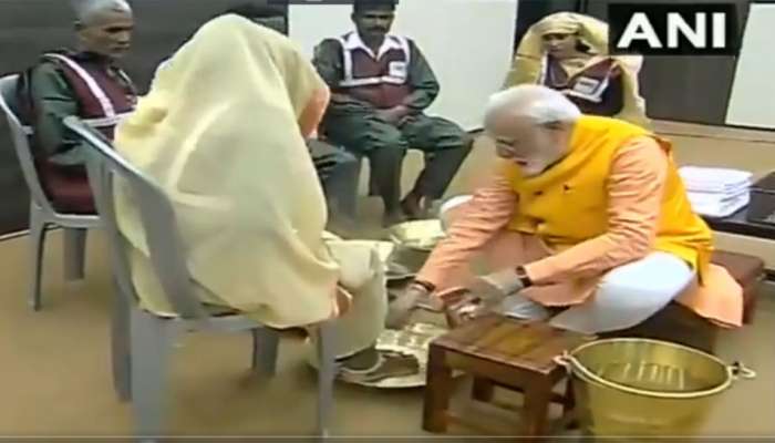 VIDEO: વડાપ્રધાન મોદીએ સ્વચ્છતા કર્મચારીઓના પગ ધોઇને આપ્યું સન્માન