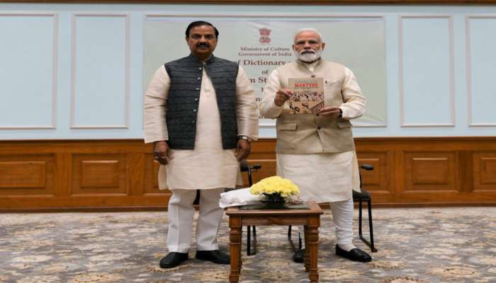 ઇતિહાસ બનાવવામાં રહેનારાઓ તેની સાથે છેડછાડ કરે છે: PM મોદી
