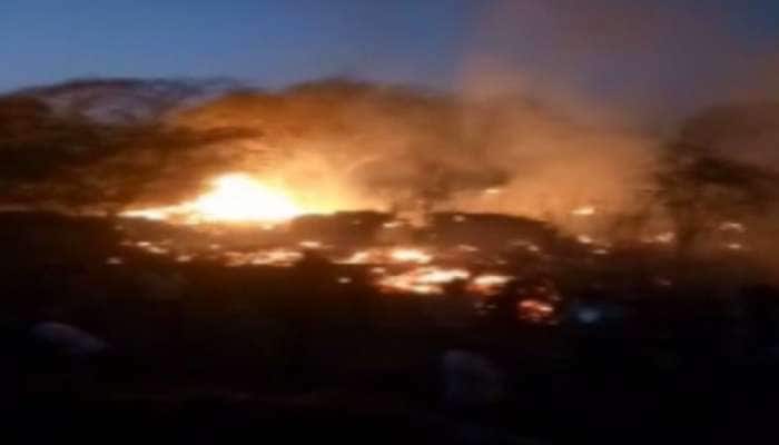 જામનગર: કાલાવાડમાં લાગેલી આગમાં 30 ઝુપડા બળીને ખાખ 