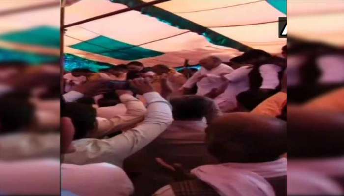 VIDEO: ભાજપના હોળી મિલન સમારોહમાં અચાનક મંચ તૂટી પડ્યો, અનેક ઘાયલ VIDEO: ભાજપના હોળી મિલન સમારોહમાં અચાનક મંચ તૂટી પડ્યો, અનેક ઘાયલ