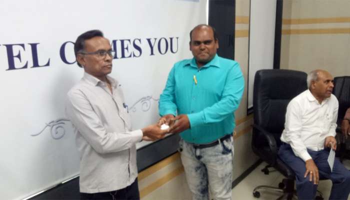 ઇમાનદારી: 14 હજારની નોકરી કરતા કર્મચારીએ 10 લાખના હીરા મૂળ માલીકને સોંપ્યા