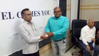 ઇમાનદારી: 14 હજારની નોકરી કરતા કર્મચારીએ 10 લાખના હીરા મૂળ માલીકને સોંપ્યા