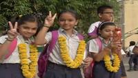 અમદાવાદ : ફી લડતમાં સફળતા મળતા વાલીઓએ બાળકોને હાર પહેરાવી સ્કૂલે મોકલ્યા