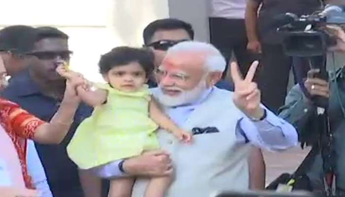 જુઓ Video, મતદાન પહેલા પીએમ મોદીએ અમિત શાહની પૌત્રીને વ્હાલથી રમાડી 