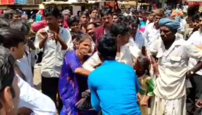 Video : ગુસ્સે ભરાયેલી ગુજરાતી મહિલાએ યુવકને જાહેરમાં ચપ્પલથી ધોઈ નાંખ્યો