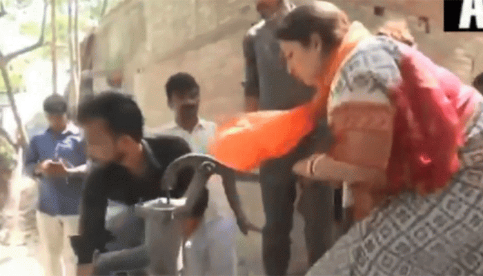 VIDEO: આગ બુઝાવવા સ્મૃતીએ હેંડપંપથી છાંટ્યુ પાણી, ગામને આપી સાંત્વના