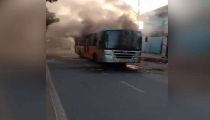 અમદાવાદ: દાણીલીમડા ચાર રસ્તા પર BRTS બસમાં લાગી આગ, મુસાફરોનો બચાવ