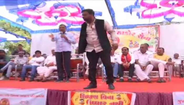 Video : પત્રિકામાં નામ ન છપાવા બાબતે સ્ટેજ પર કૂતરા-બિલાડાની જેમ બાખડી પડ્યા બે ધારાસભ્યો