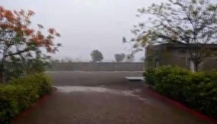 રાજકોટ: ગોંડલમાં ગાજવીજ અને વાવાઝોડા સાથે વરસાદ, ખેડૂતોમાં ચિંતાનું મોજુ