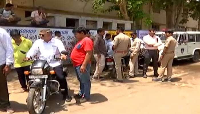 અમદાવાદ : ઢોર પકડતી AMCની ટીમ પર હુમલો, પોલીસની ગાડીઓની ચાવી ખેંચી ફરાર અમદાવાદ : ઢોર પકડતી AMCની ટીમ પર હુમલો, પોલીસની ગાડીઓની ચાવી ખેંચી ફરાર