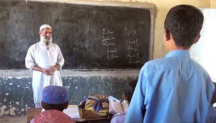 પાકિસ્તાનમાં 2000થી વધુ શિક્ષકોને 'ગણતરીની મિનિટો'માં કરાયા સસ્પેન્ડ