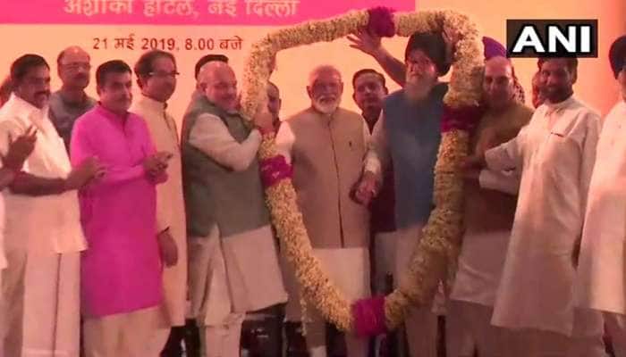 NDAની ડિનર ડિપ્લોમસી, 36 પક્ષોના નેતાઓએ પીએમ મોદી પર ભરોસો જતાવ્યો NDAની ડિનર ડિપ્લોમસી, 36 પક્ષોના નેતાઓએ પીએમ મોદી પર ભરોસો જતાવ્યો