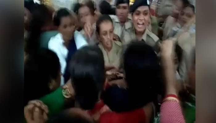 બોટાદ: ગઢડા મંદિરમાં મહિલાઓ અને પોલીસ વચ્ચે થઇ છુટ્ટાહાથની મારામારી 