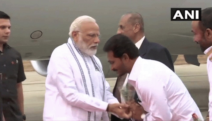 VIDEO: આંધ્ર CMનો હૃદય સ્પર્શી અંદાજ, PMએ અટકાવ્યા છતા કર્યા ચરણસ્પર્શ