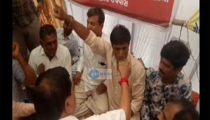 VIDEO રાજકોટ: ખેડૂતોના ઉપવાસ આંદોલનનો અંત, 15 દિવસમાં ચૂકવાશે પાકવીમો VIDEO રાજકોટ: ખેડૂતોના ઉપવાસ આંદોલનનો અંત, 15 દિવસમાં ચૂકવાશે પાકવીમો
