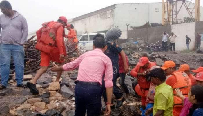 NDRFનું 'ઓપરેશન વાયુ' : વાવાઝોડાની અસર વચ્ચે પ્રેગ્નેન્ટ મહિલાને હોસ્પિટલ