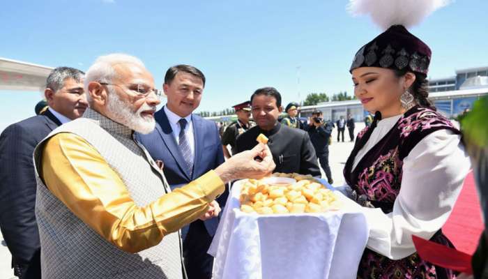 SCO Summit : પીએમ મોદી માટે ડિનરમાં કિર્ગીસ્તાનના રાષ્ટ્રપતિએ બનાવી આ 'સ્પેશિયલ વેજ ડિશ' SCO Summit : પીએમ મોદી માટે ડિનરમાં કિર્ગીસ્તાનના રાષ્ટ્રપતિએ બનાવી આ 'સ્પેશિયલ વેજ ડિશ'