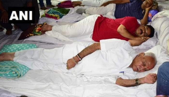 બેંગલુરુ: યેદુયરપ્પાની આગેવાનીમાં રસ્તા પર સુઈ ગયા BJP નેતા, કરી આ માગ