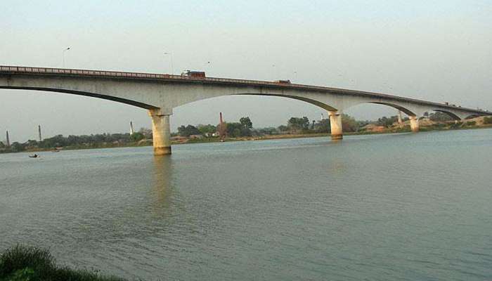 જાદૂગર હાથ-પગ બાંધી કૂદ્યો નદીમાં, કોઇની મદદ વગર બહાર નિકળવાનો હતો, પરંતુ... જાદૂગર હાથ-પગ બાંધી કૂદ્યો નદીમાં, કોઇની મદદ વગર બહાર નિકળવાનો હતો, પરંતુ...