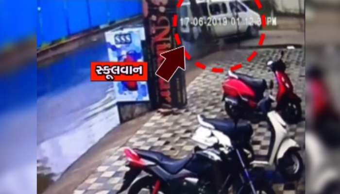 અમદાવાદ: ચાલુ સ્કૂલ વાનમાંથી 3 બાળકો પડ્યા, 1 વિદ્યાર્થીની હાલત ગંભીર