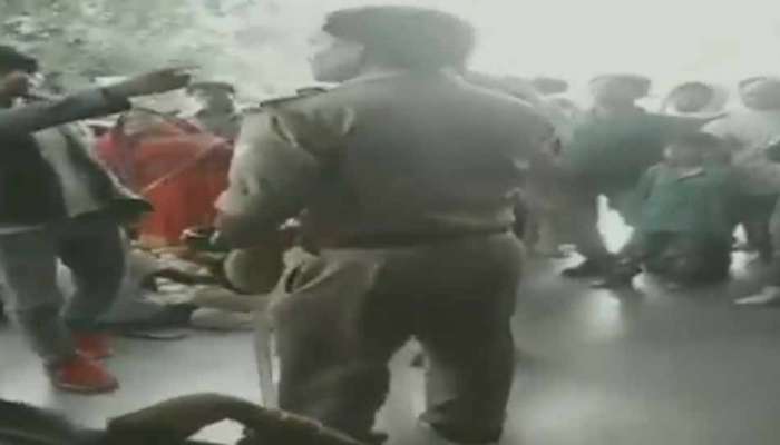 Video: જીઆરપી કોન્સ્ટેબલે લાઇનમાં ઉભા રહેવા કહ્યું, બે યુવકોએ માર માર્યો