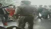 Video: જીઆરપી કોન્સ્ટેબલે લાઇનમાં ઉભા રહેવા કહ્યું, બે યુવકોએ માર માર્યો