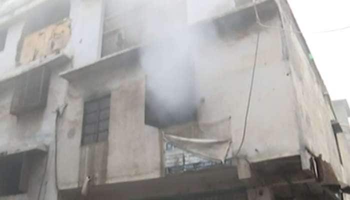 સુરત: DGVCLના પાવર ફોલ્ટને કારણે ઝરીના કારખાનામાં લાગી ભીષણ આગ 