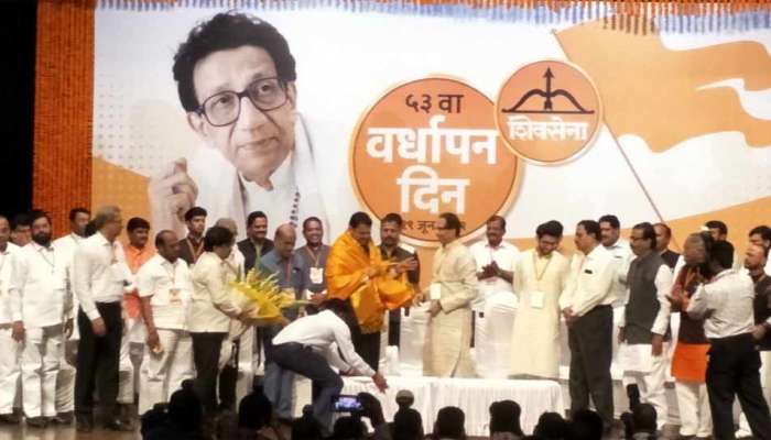 શિવસેનાના સ્થાપના દિવસ કાર્યક્રમમાં CM ફડણવીસની હાજરી, ઉદ્ધવ ઠાકરેને ગણાવ્યાં 'મોટા ભાઈ'