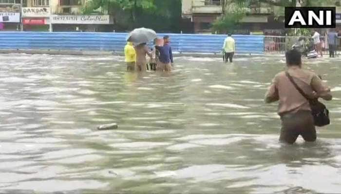 મુંબઇમાં ભારે વરસાદે મચાવી તબાહી, રાજ્ય સરકારે 3 જિલ્લામાં રજાની જાહેરાત