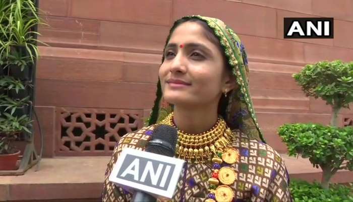 VIDEO: કચ્છની 'કોયલ' ગીતા રબારીએ PM મોદી સાથે મુલાકાત કરી, કહ્યું- 'અમે રા