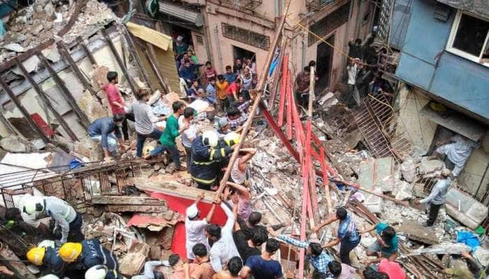 મુંબઇમાં 4 માળની બિલ્ડિંગ ધરાશાયી, 12ના મોત, CM ફડણવીસે વ્યક્ત કર્યું દુ:ખ