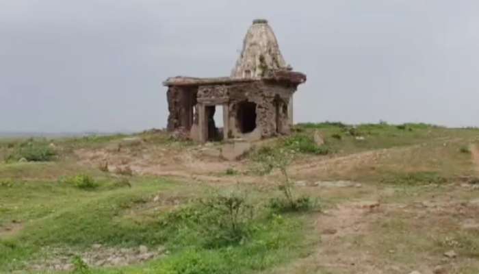 સાબરકાંઠા: ધરોઇના નીર ખુટતા તળીયામાં દેખાયા પૈરાણિક મંદિર અને વાવ સાબરકાંઠા: ધરોઇના નીર ખુટતા તળીયામાં દેખાયા પૈરાણિક મંદિર અને વાવ