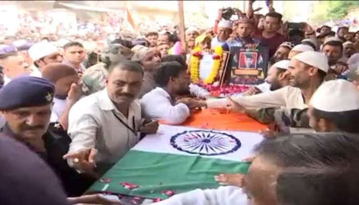 વડોદરા : શહીદ આરીફ પઠાણના અંતિમ દર્શનમાં હજારો લોકો પહોંચ્યા, વ્હાલસોયા દીકરાનો મૃતદેહ જોઈ પિતા ભાંગી પડ્યા..