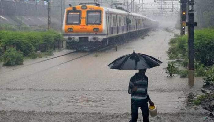 મુંબઈ: ભારે વરસાદના કારણે ટ્રેક પર ફસાઈ મહાલક્ષ્મી એક્સપ્રેસ, અનેક મુસાફરો
