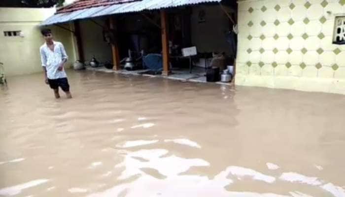 9.5 ઈંચ વરસાદ બાદ વાવના વાવડી ગામમાં ઘરોમાં પાણી ઘૂસ્યા, સવારથી લોકો ભૂખ્ય