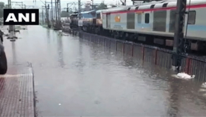 વરસાદનાં કારણે બેહાલ થયું સમગ્ર મહારાષ્ટ્ર, નવી મુંબઇમાં ચાર વિદ્યાર્થીનીઓ