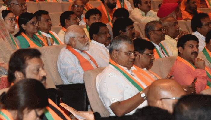 એવું શું થયું કે PM મોદી સ્ટેજ પરથી ઉતરીને સભાની છેલ્લી સીટ પર જતા રહ્યા?