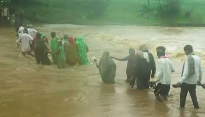 છોટાઉદેપુર: વરસાદથી નસવાડીનો કોઝવે ધોવાતા જીવના જોખમે લોકોની અવરજવર