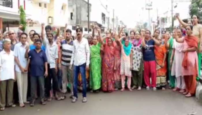 વડોદરા : પૂરના પાણી ઓસર્યા બાદ પણ કેશડોલ ન ચૂકવાતા વિરોધમાં લોકોએ મુખ્યમંત
