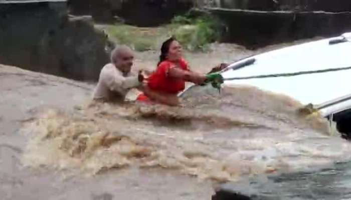 મહિલા અને પુરૂષ કાર સાથે પાણીમાં તણાયા... LIVE VIDEO