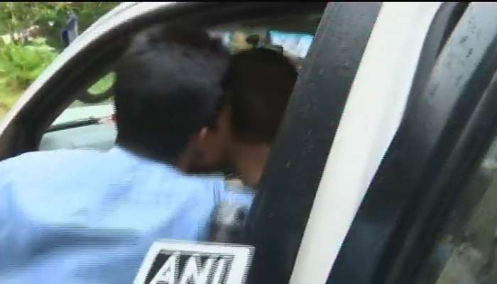 કારમાં બેઠા હતાં રાહુલ ગાંધી, અચાનક એક વ્યક્તિએ આવીને KISS કરી લીધી, જુઓ V