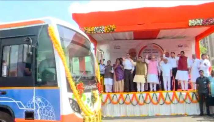 અમિત શાહે ઈલેક્ટ્રીક બસને લીલીઝંડી આપી, કહ્યું-૧૩૦ કરોડ લોકો સંકલ્પ કરે તો દેશ ૧૩૦ કરોડ મીટર આગળ વધી શકશે