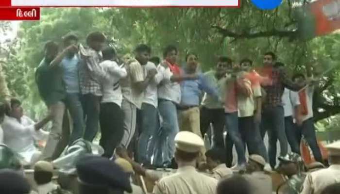 દિલ્લી: CM અરવિંદ કેજરીવાલના આવાસનો ઘેરાવ કરવા મોટી સંખ્યામાં પહોંચ્યા BJP કાર્યકર્તાઓ 