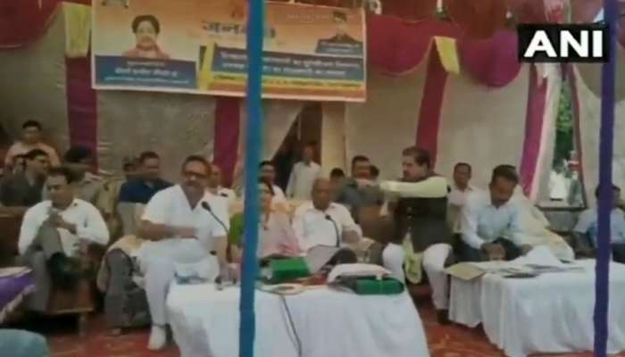 VIDEO: લોકોની સમસ્યાઓ ઉકેલવાની જગ્યાએ મંચ પર પોતે જ ઝઘડી પડ્યા ભાજપ-કોંગ્ર