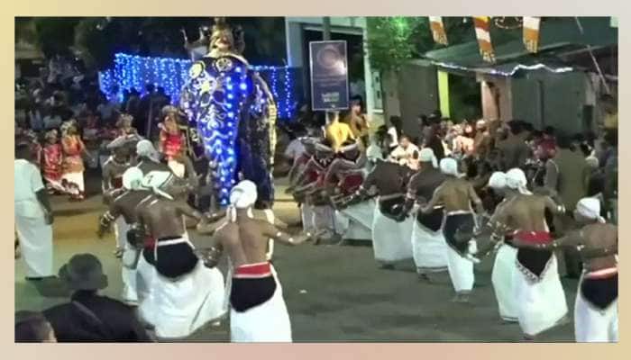 VIDEO: ઉત્સવ દરમિયાન હાથીને આવ્યો અચાનક ગુસ્સો અને પછી મચાવ્યું તાંડવ VIDEO: ઉત્સવ દરમિયાન હાથીને આવ્યો અચાનક ગુસ્સો અને પછી મચાવ્યું તાંડવ